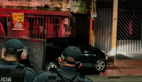 Quarteto é preso após manter motorista de aplicativo refém durante perseguição policial.