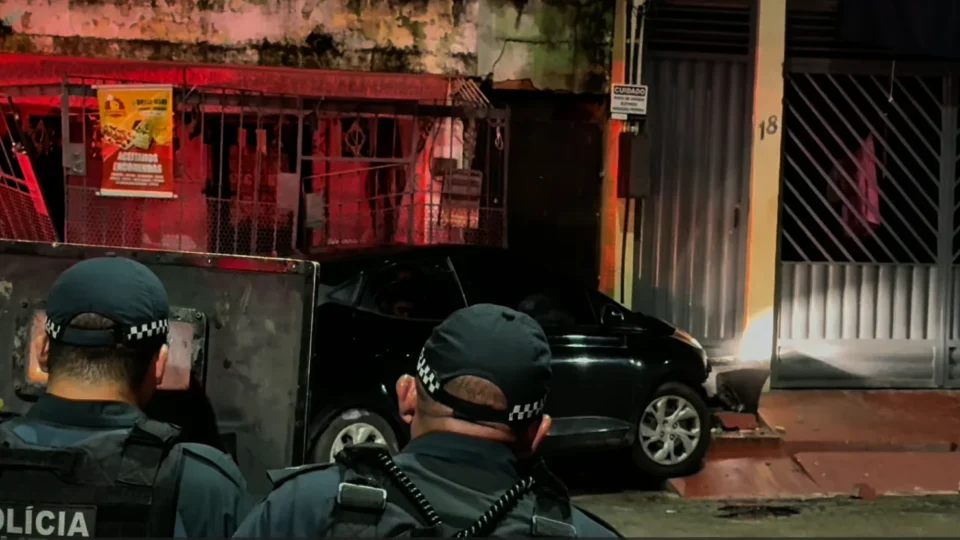 Quarteto é preso após manter motorista de aplicativo refém durante perseguição policial.