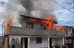 VEJA VÍDEO: incêndio de grandes proporções destrói casas em Coari; moradores registram desespero