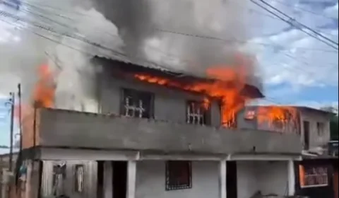 VEJA VÍDEO: incêndio de grandes proporções destrói casas em Coari; moradores registram desespero