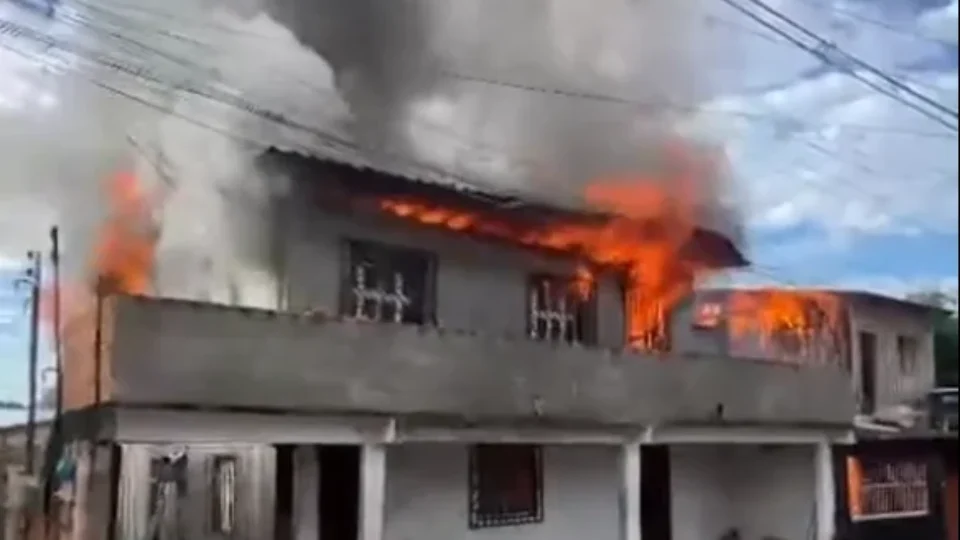 VEJA VÍDEO: incêndio de grandes proporções destrói casas em Coari; moradores registram desespero