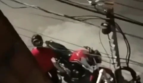 VEJA VÍDEO: ‘tá querendo roubar aí né, vagabundo?’: morador impede furto de moto e faz criminosos fugirem