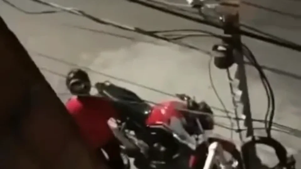 VEJA VÍDEO: ‘tá querendo roubar aí né, vagabundo?’: morador impede furto de moto e faz criminosos fugirem