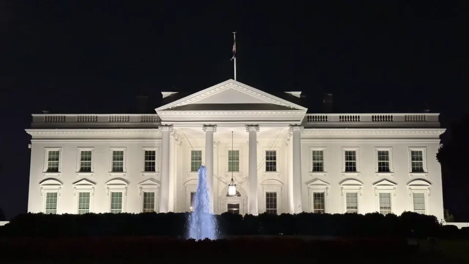 Tiros próximos à Casa Branca mobilizam Serviço Secreto e FBI em Washington