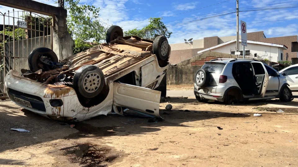Batida entre carros deixa duas mulheres feridas em cruzamento da capital