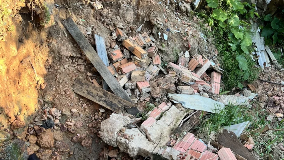 Moradores denunciam risco de desmoronamento na rua Savelha, no bairro Areia Branca em Porto Velho