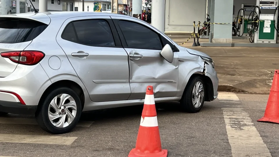 Colisão lateral entre carro e motocicleta deixa duas pessoas feridas em Porto Velho
