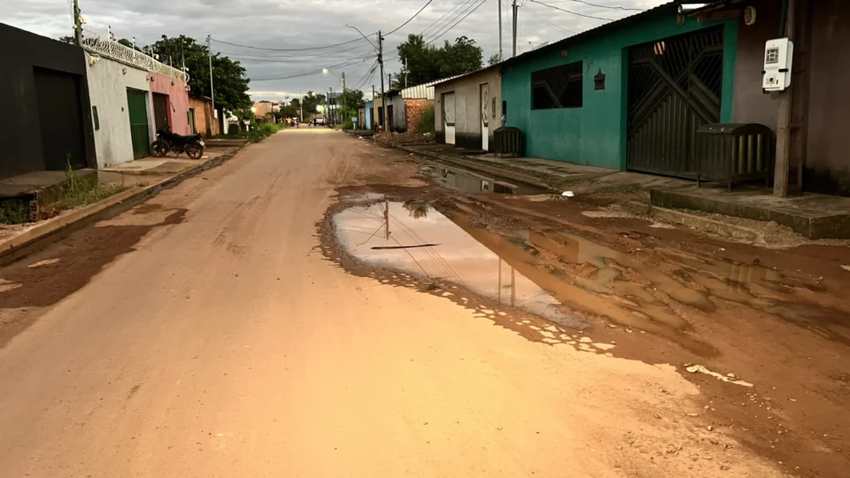 Moradores denunciam alagamentos na Rua Tocantinópolis, no bairro Jardim Santana em Porto Velho