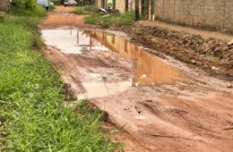 Moradores da Rua Apapá denunciam abandono e convivem com lama, esgoto e poeira no bairro Lagoa, Porto velho