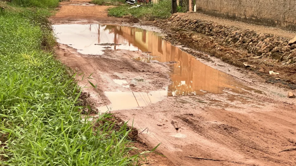 Moradores da Rua Apapá denunciam abandono e convivem com lama, esgoto e poeira no bairro Lagoa, Porto velho