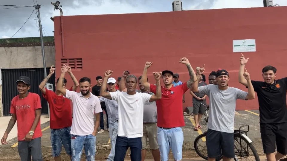 Trabalhadores da antiga Eco PVH protestam por salários e rescisões em Porto Velho