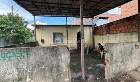 Idosa pede ajuda para reformar casa em situação precária no bairro Armando Mendes
