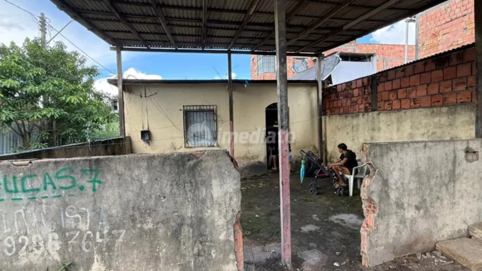 Idosa pede ajuda para reformar casa em situação precária no bairro Armando Mendes