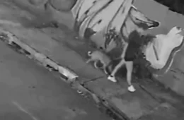 Jovem fica ferida após tampa de bueiro quebrar sob seus pés em Cuiabá