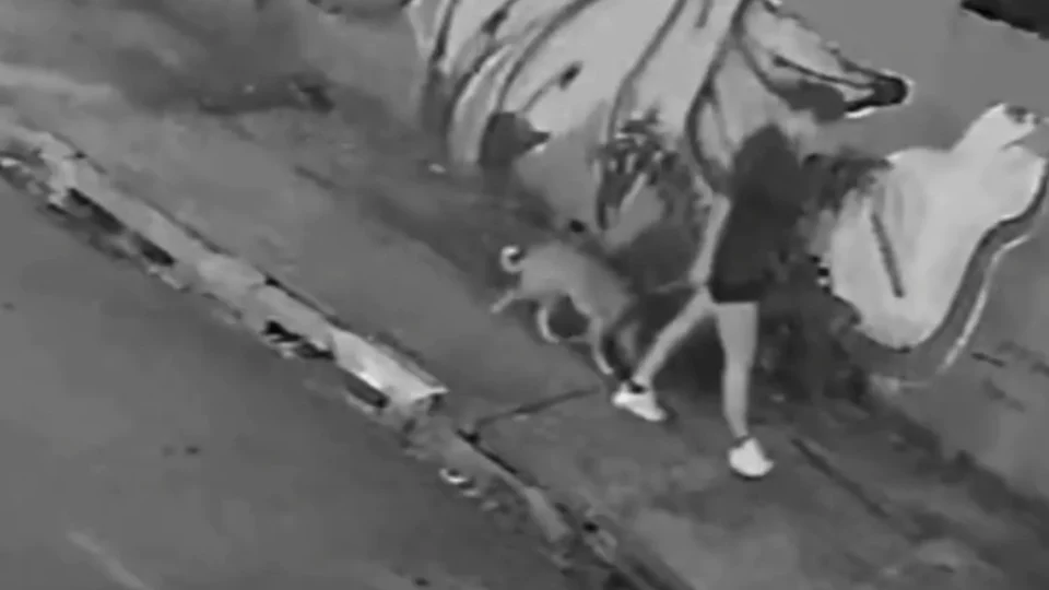 Jovem fica ferida após tampa de bueiro quebrar sob seus pés em Cuiabá