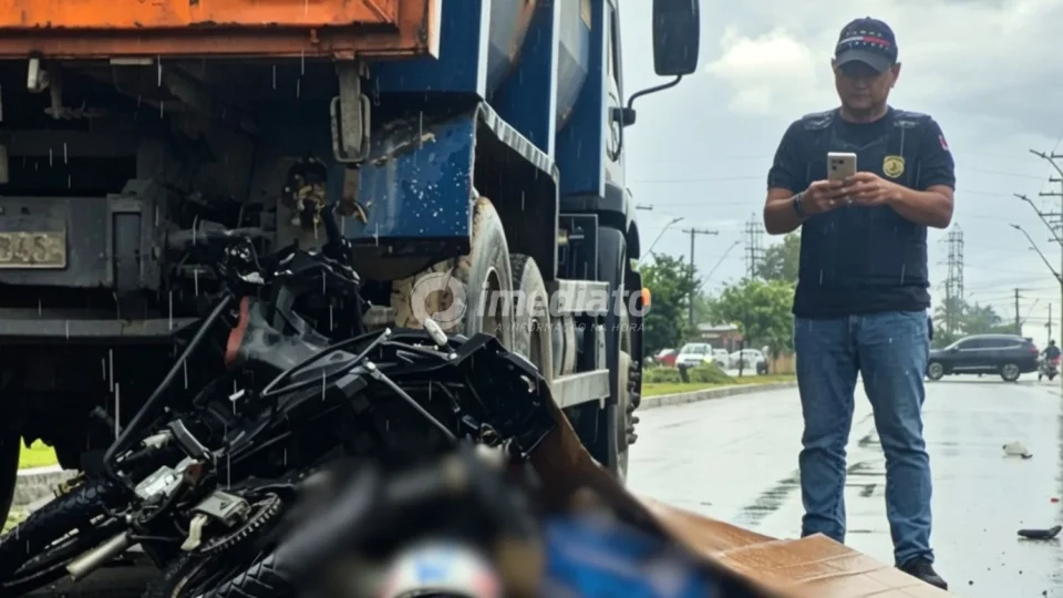 Motociclista morre após colidir na traseira de caçamba de lixo no Distrito Industrial de Manaus