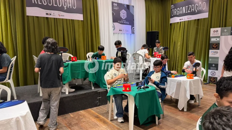 Campeonato de Cubo Mágico reúne jovens talentos e incentiva concentração e raciocínio lógico em Manaus