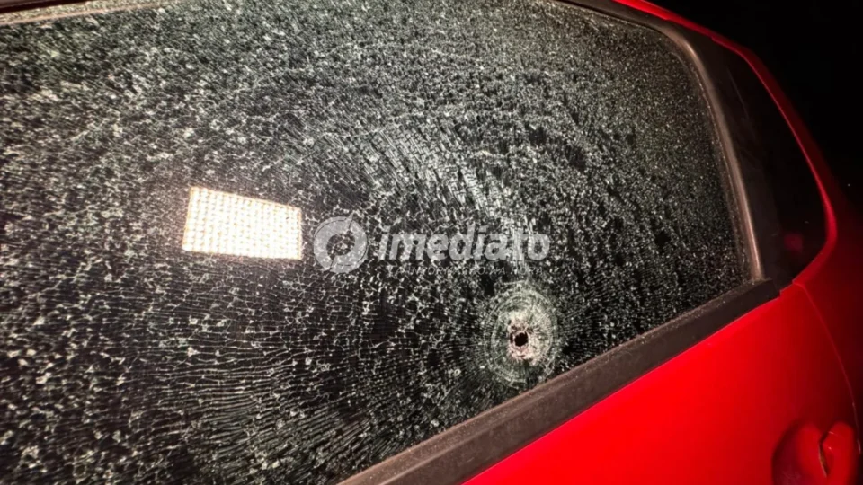 Homem é encontrado morto com tiros no rosto e mãos amarradas dentro de carro no bairro Tarumã, em Manaus