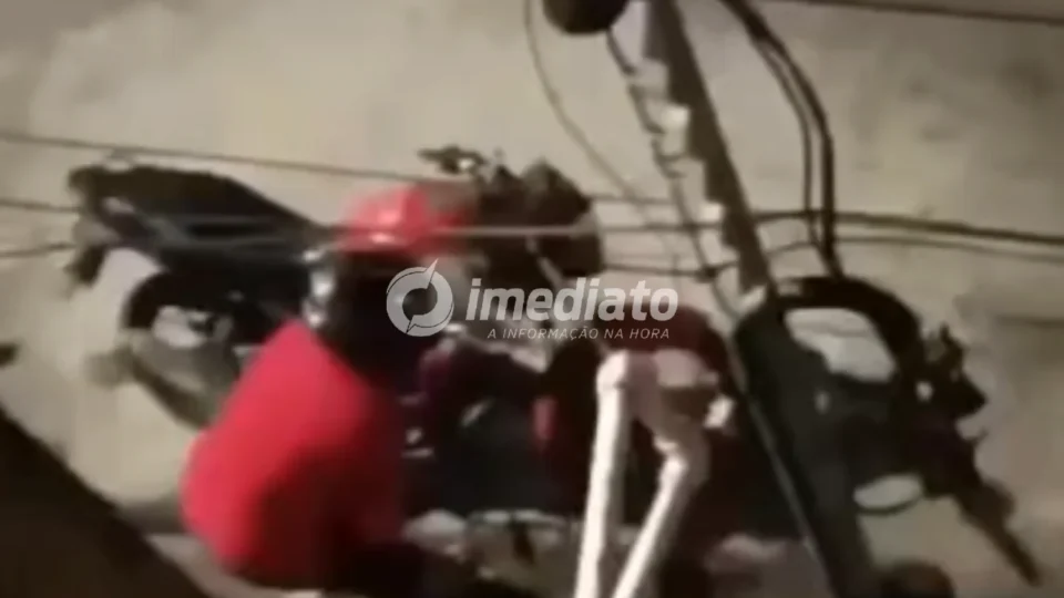 VEJA VÍDEO: Morador flagra tentativa de furto e impede criminosos de levarem motocicleta no bairro Petrópolis
