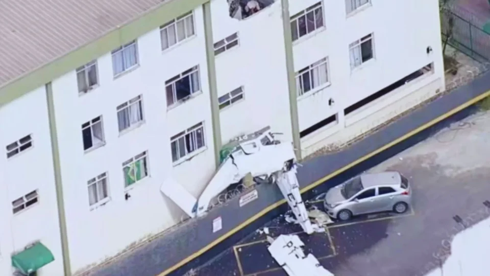 Tragédia: Avião de pequeno porte cai sobre prédio residencial e deixa mortos e feridos em Belo Horizonte