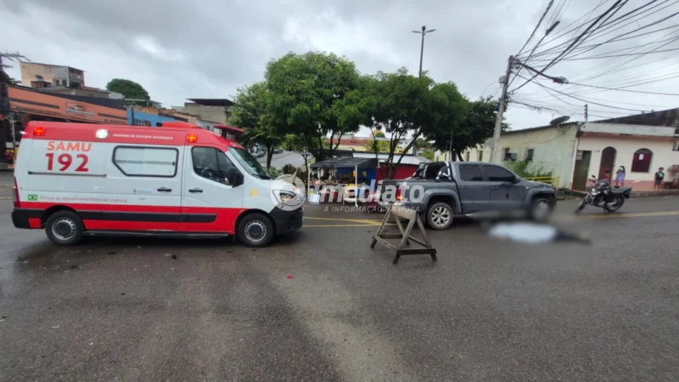 Tragédia: Motociclista de aplicativo morre em colisão violenta com Amarok no Centro de Manaus