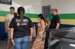 Veja quem é a mulher presa após confessar ter jogado a própria filha recém-nascida no caminhão de lixo