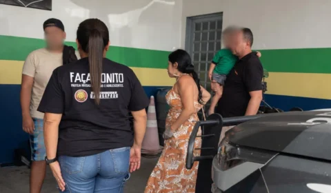 Veja quem é a mulher presa após confessar ter jogado a própria filha recém-nascida no caminhão de lixo