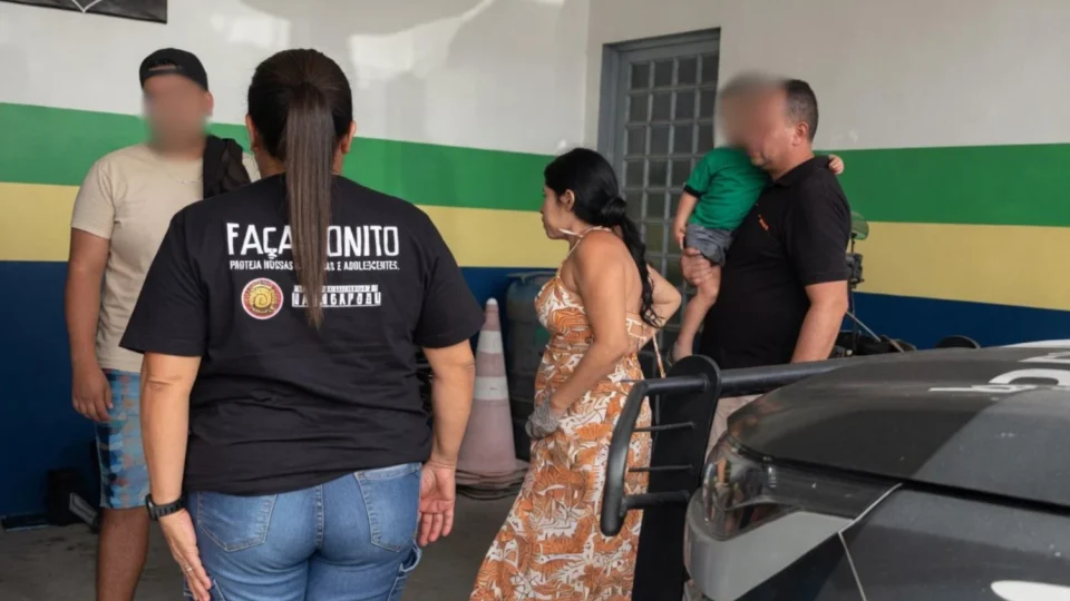 Veja quem é a mulher presa após confessar ter jogado a própria filha recém-nascida no caminhão de lixo