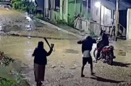 Veja vídeo: Idosa se defende com sombrinha e coloca ladrão para correr em Atalaia do Norte