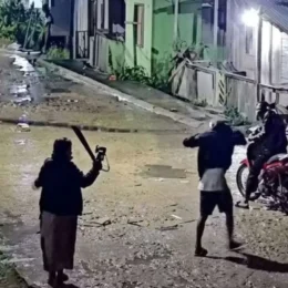 Veja vídeo: Idosa se defende com sombrinha e coloca ladrão para correr em Atalaia do Norte