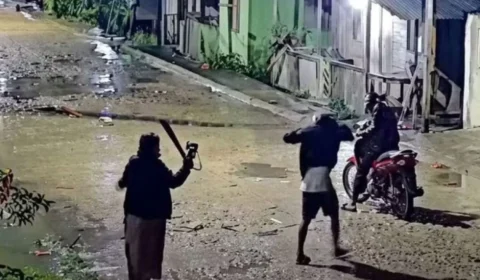 Veja vídeo: Idosa se defende com sombrinha e coloca ladrão para correr em Atalaia do Norte