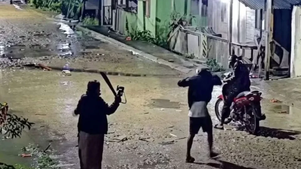 Veja vídeo: Idosa se defende com sombrinha e coloca ladrão para correr em Atalaia do Norte