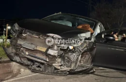 Carro capota após colisão violenta entre veículos em cruzamento na Avenida das Torres, em Manaus
