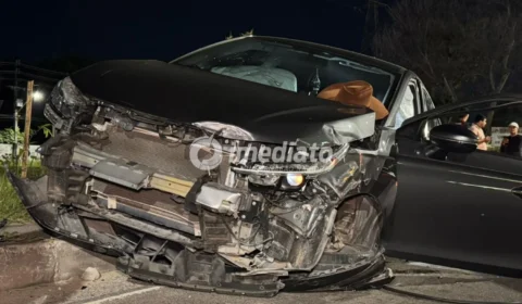 Carro capota após colisão violenta entre veículos em cruzamento na Avenida das Torres, em Manaus
