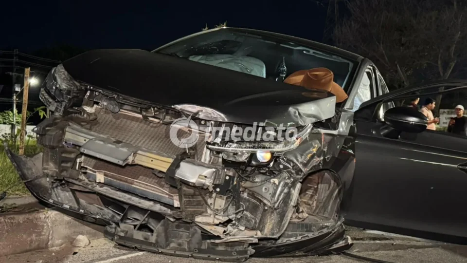 Carro capota após colisão violenta entre veículos em cruzamento na Avenida das Torres, em Manaus