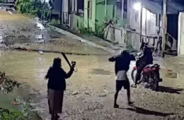 Veja vídeo: Idosa se defende com sombrinha e coloca ladrão para correr em Atalaia do Norte