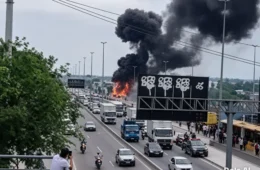 Caminhão-tanque pega fogo e provoca explosões na Avenida Brasil, no Rio de Janeiro