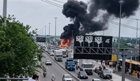 Caminhão-tanque pega fogo e provoca explosões na Avenida Brasil, no Rio de Janeiro