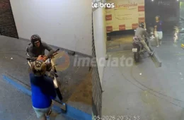 Veja o vídeo: Dois homens em uma moto assaltam motociclista de app enquanto ele esperava corrida na Av. das Torres