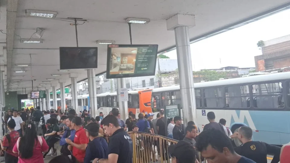 URGENTE: Rodoviários do transporte coletivo de Manaus iniciam greve contra escala 6×1 e população fica sem ‘busão’
