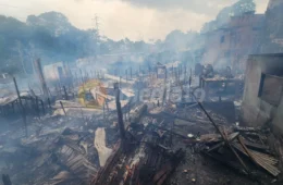 Fotos: Imagens mostram cenário de destruição após chamas atingirem cerca de 25 casas no bairro São Jorge