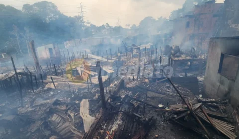 Fotos: Imagens mostram cenário de destruição após chamas atingirem cerca de 25 casas no bairro São Jorge