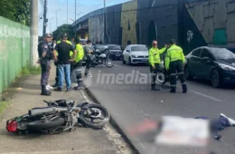 VEJA VÍDEO: homem tem cabeça esmagada após ultrapassar carreta na rotatória do Coroado