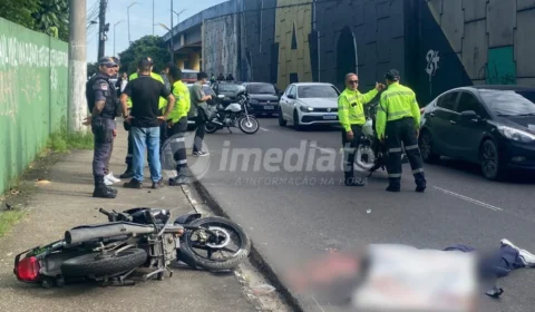 VEJA VÍDEO: homem tem cabeça esmagada após ultrapassar carreta na rotatória do Coroado