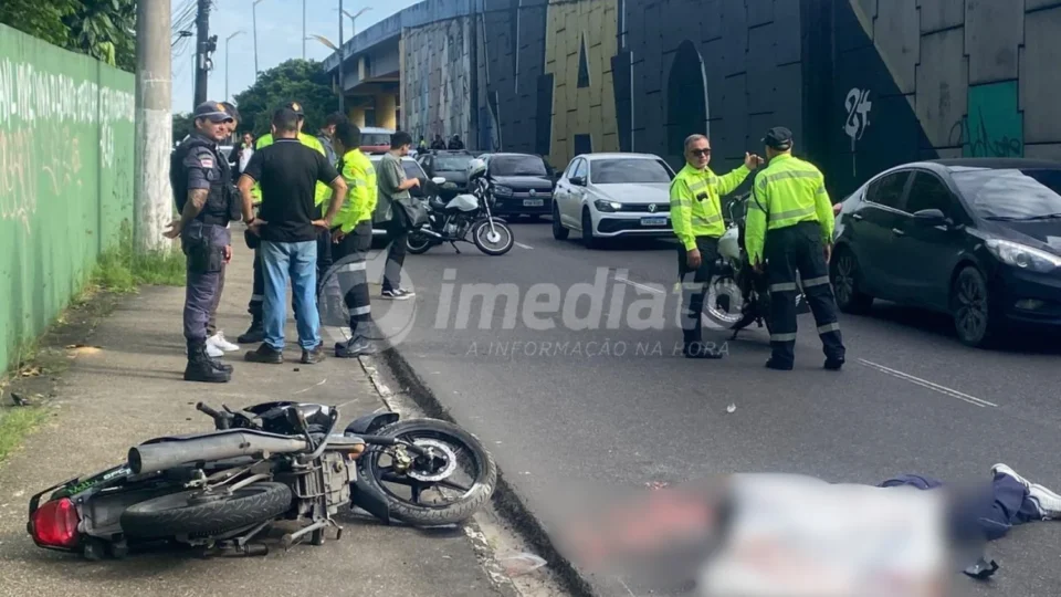 VEJA VÍDEO: homem tem cabeça esmagada após ultrapassar carreta na rotatória do Coroado