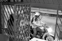 VÍDEO: Bandidos em moto assaltam jovem que esperava rota do trabalho na porta de casa durante chuva em Manaus