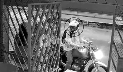 VÍDEO: Bandidos em moto assaltam jovem que esperava rota do trabalho na porta de casa durante chuva em Manaus