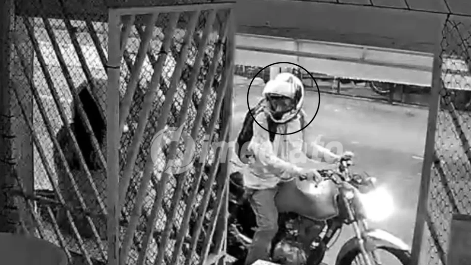 VÍDEO: Bandidos em moto assaltam jovem que esperava rota do trabalho na porta de casa durante chuva em Manaus