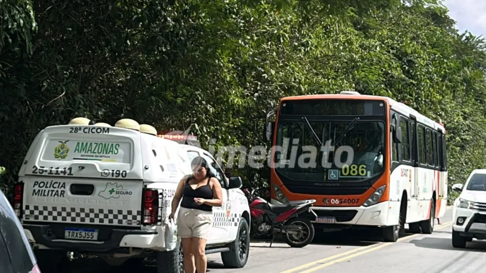 VÍDEO CHOCANTE: Homem é morto com tiros na cabeça dentro de ônibus da linha 086 na estrada do Puraquequara, em Manaus