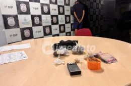 Homem é preso com drogas, balança de precisão e dinheiro trocado em ‘boca de fumo’ no bairro Petrópolis, em Manaus